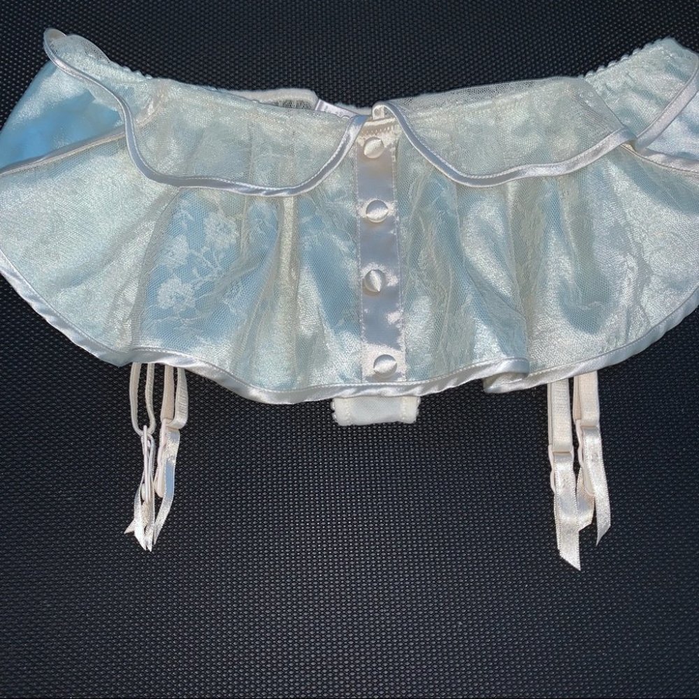 Rare Victoria’s Secret Skirt Luxe Garter Panty Thong XS/Small‎